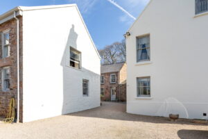 Private country home with annexes and surrounding land