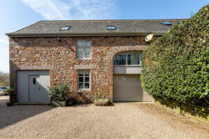 Private country home with annexes and surrounding land