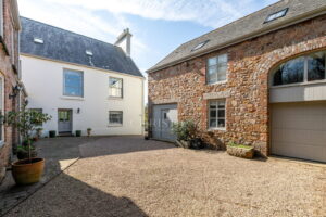 Private country home with annexes and surrounding land