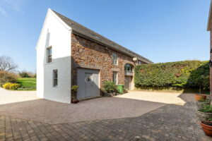 Private country home with annexes and surrounding land