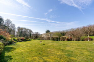 Private country home with annexes and surrounding land