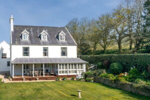 Private country home with annexes and surrounding land