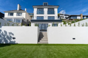 PREMIUM FIXTURES, GREAT SEA VIEWS OF ST AUBIN’S BAY AND READY TO JUST MOVE IN!