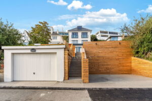 PREMIUM FIXTURES, GREAT SEA VIEWS OF ST AUBIN’S BAY AND READY TO JUST MOVE IN!