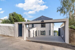 PREMIUM FIXTURES, GREAT SEA VIEWS OF ST AUBIN’S BAY AND READY TO JUST MOVE IN!