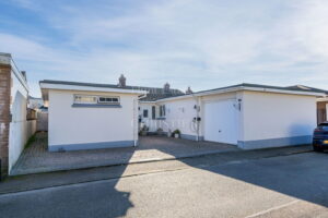 Detached Bungalow With Swimming Pool