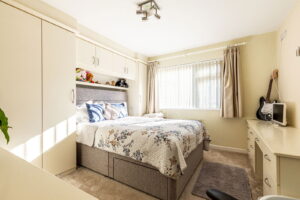 Detached Bungalow With Swimming Pool