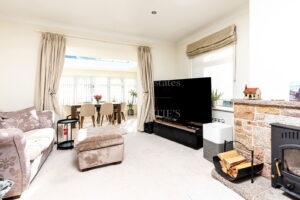 Detached Bungalow With Swimming Pool