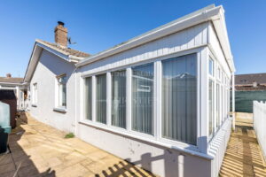 Detached Bungalow With Swimming Pool