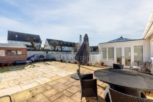 Detached Bungalow With Swimming Pool