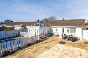 Detached Bungalow With Swimming Pool