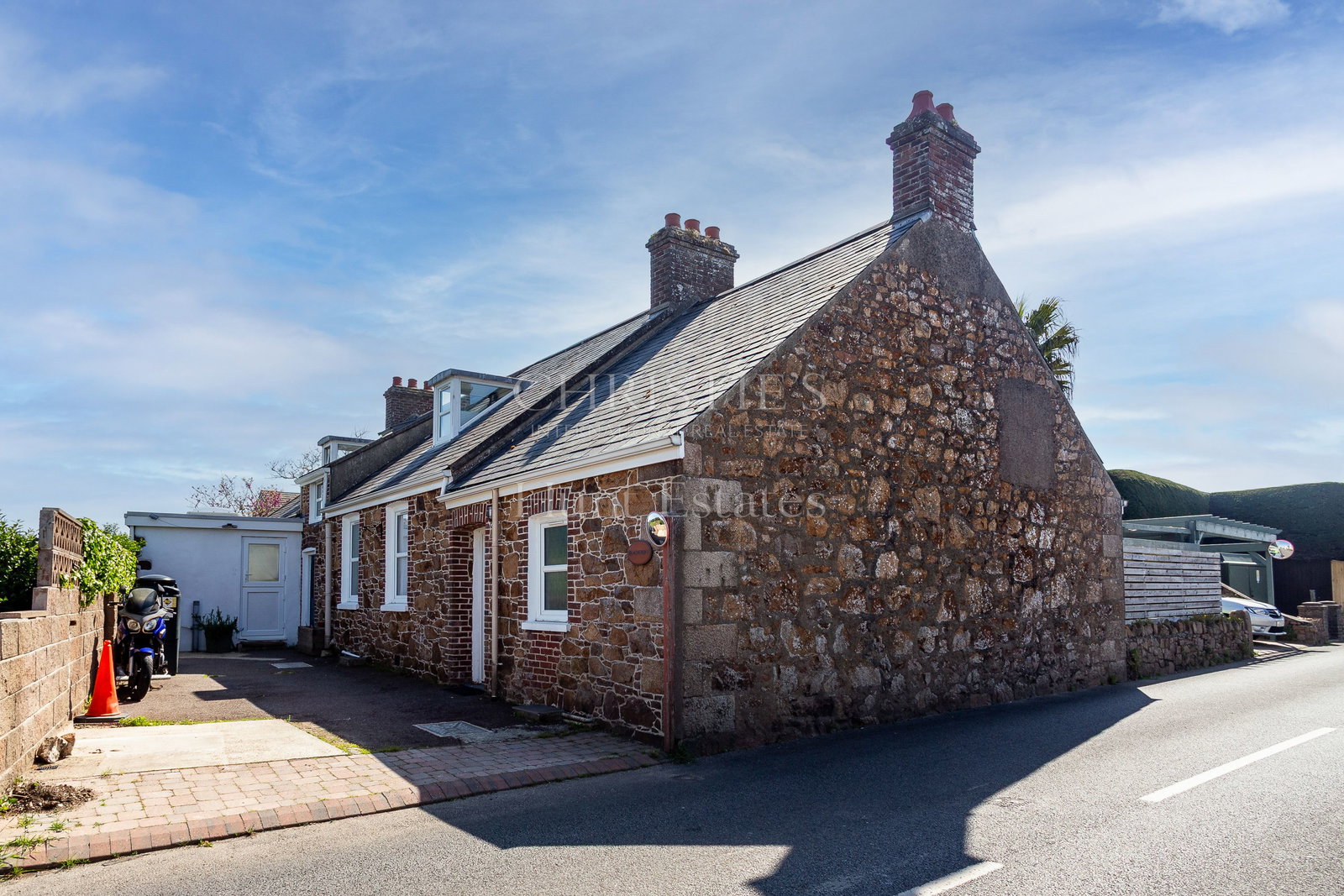 6 Bedroom Single Family Home/House's Image 19