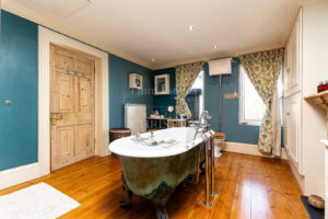 Elegant Georgian Town House With Parking