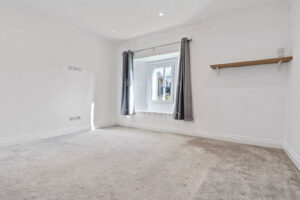 Spacious One Bedroom Apartment On Town Outskirts With Parking