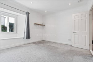 Spacious One Bedroom Apartment On Town Outskirts With Parking