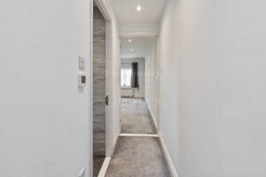 Spacious One Bedroom Apartment On Town Outskirts With Parking