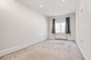 Spacious One Bedroom Apartment On Town Outskirts With Parking