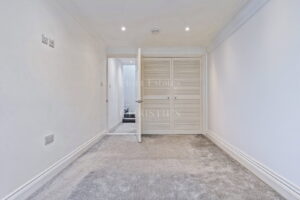 Spacious One Bedroom Apartment On Town Outskirts With Parking