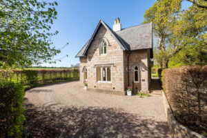 Character &lsquo;Lodge&rsquo; House With Garden And Parking