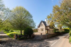 Character &lsquo;Lodge&rsquo; House With Garden And Parking