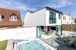 Contemporary Smart Home Moments from Green Island Beach