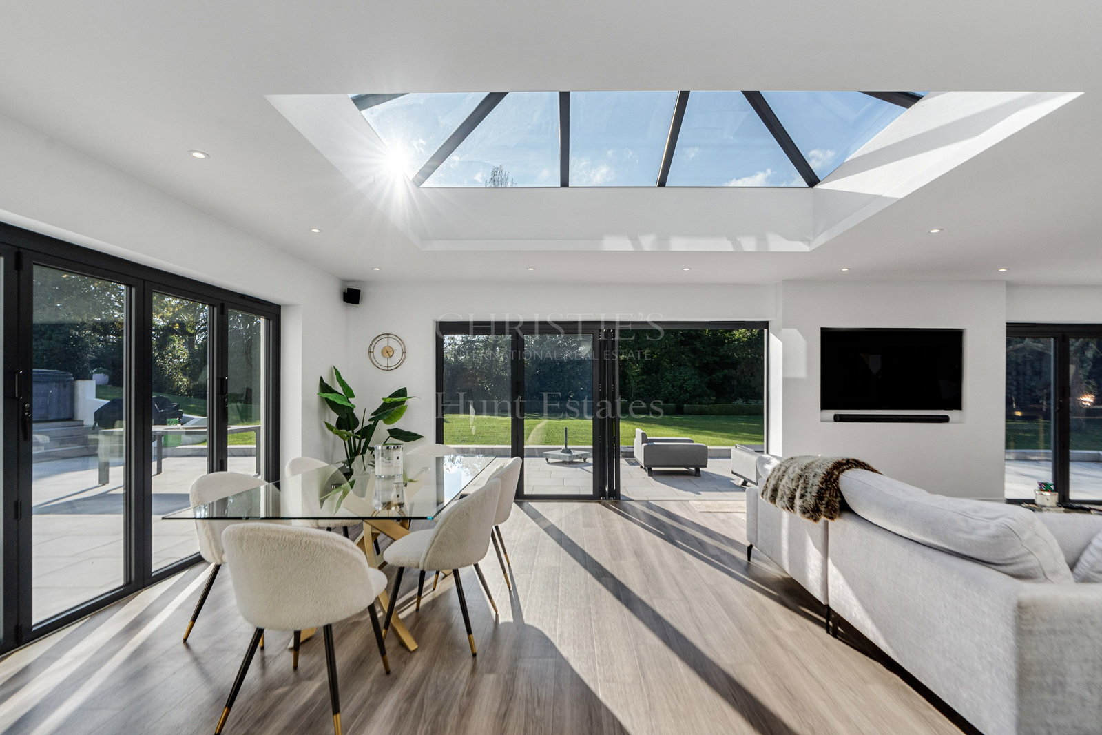 7 Bedroom Single Family Home/House's Image 16