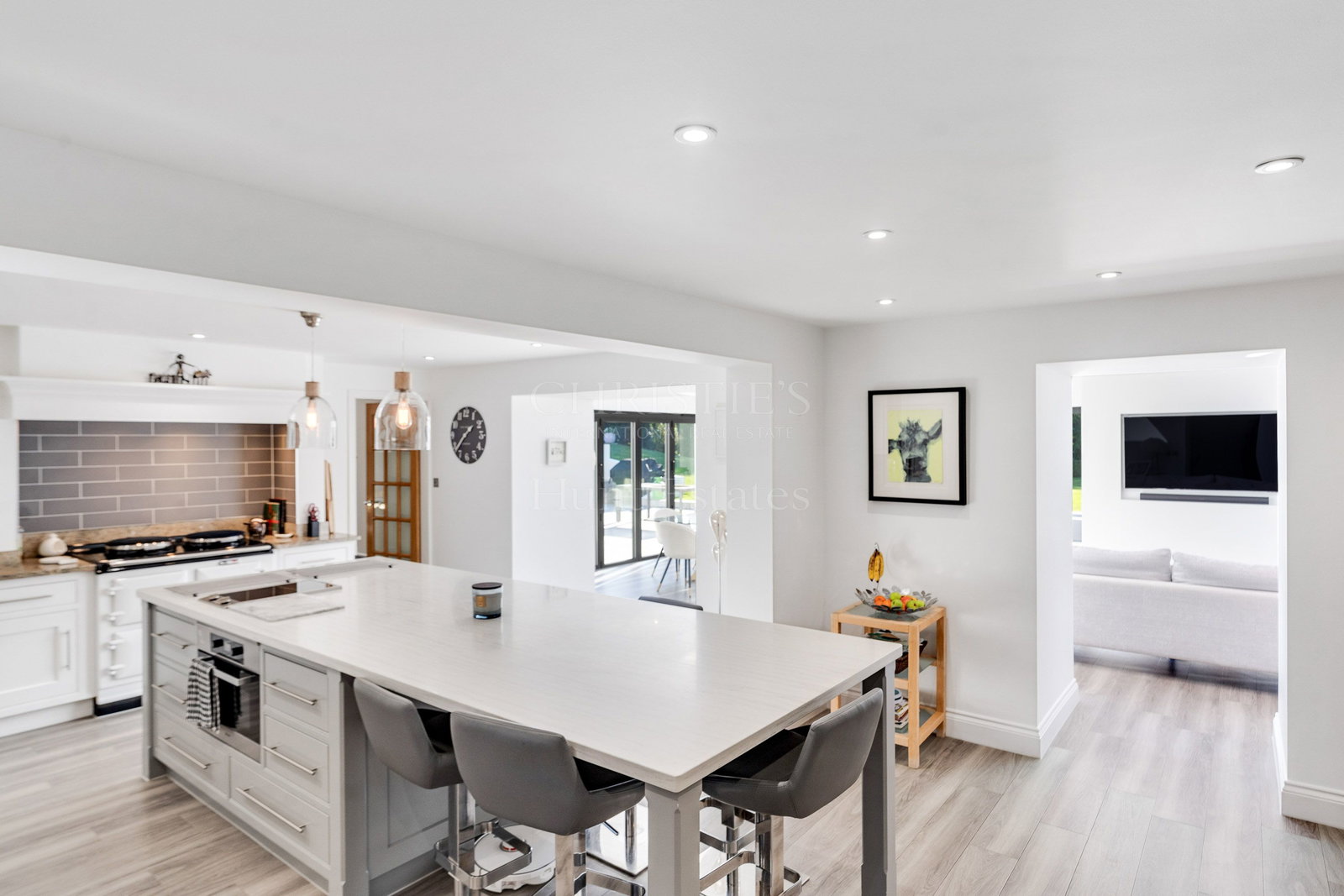 7 Bedroom Single Family Home/House's Image 6