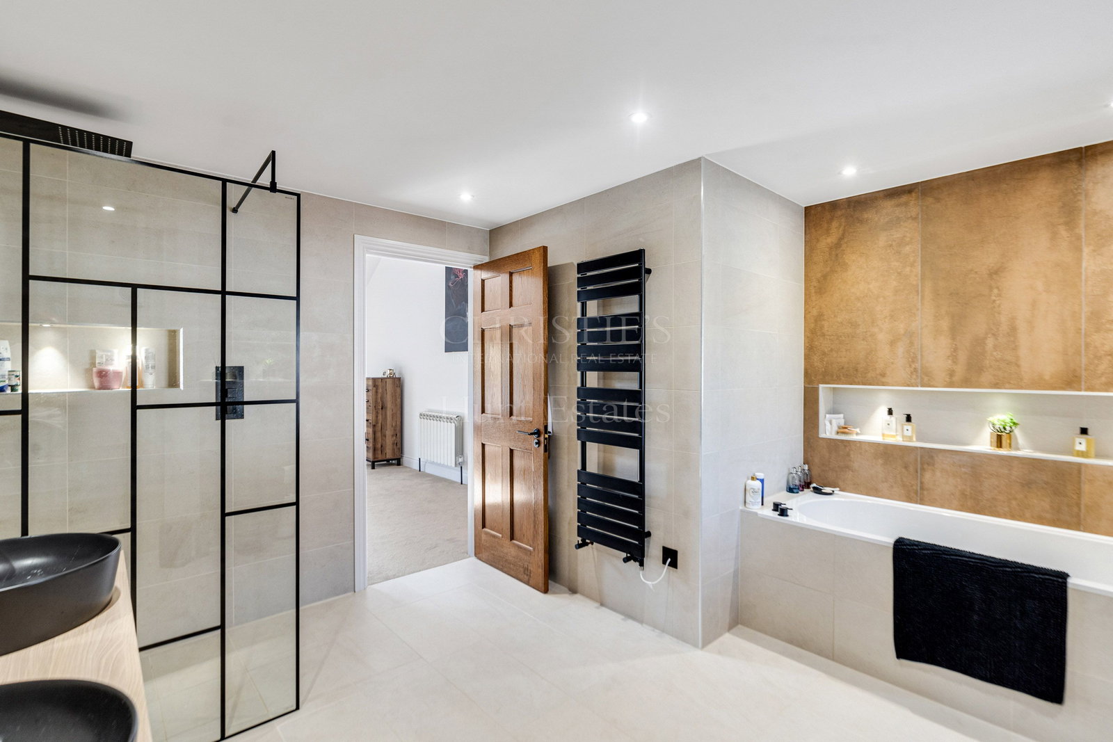 7 Bedroom Single Family Home/House's Image 25