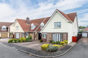 Detached House With Three Ensuite Double Bedrooms & Study