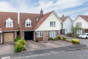 Detached House With Three Ensuite Double Bedrooms & Study