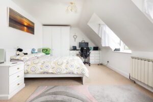 Detached House With Three Ensuite Double Bedrooms & Study