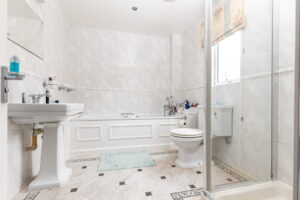 Detached House With Three Ensuite Double Bedrooms & Study