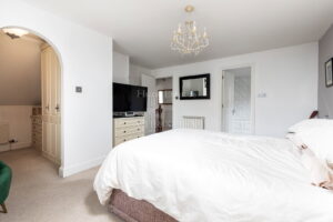 Detached House With Three Ensuite Double Bedrooms & Study