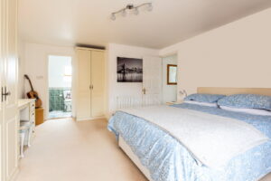 Detached House With Three Ensuite Double Bedrooms & Study