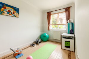 Detached House With Three Ensuite Double Bedrooms & Study