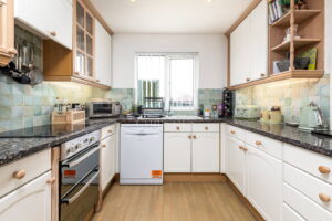 Detached House With Three Ensuite Double Bedrooms & Study