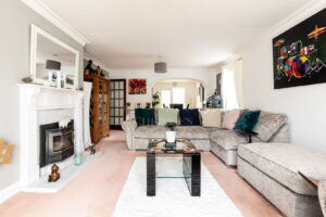 Detached House With Three Ensuite Double Bedrooms & Study