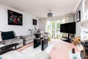 Detached House With Three Ensuite Double Bedrooms & Study