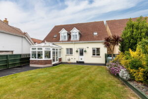 Detached House With Three Ensuite Double Bedrooms & Study