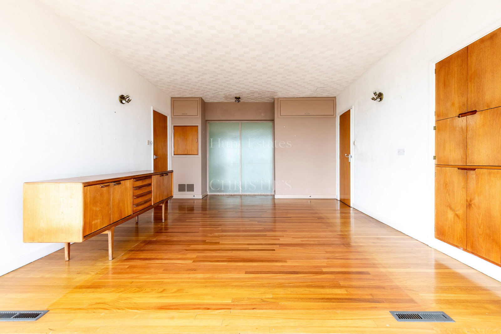 6 Bedroom Single Family Home/House's Image 10
