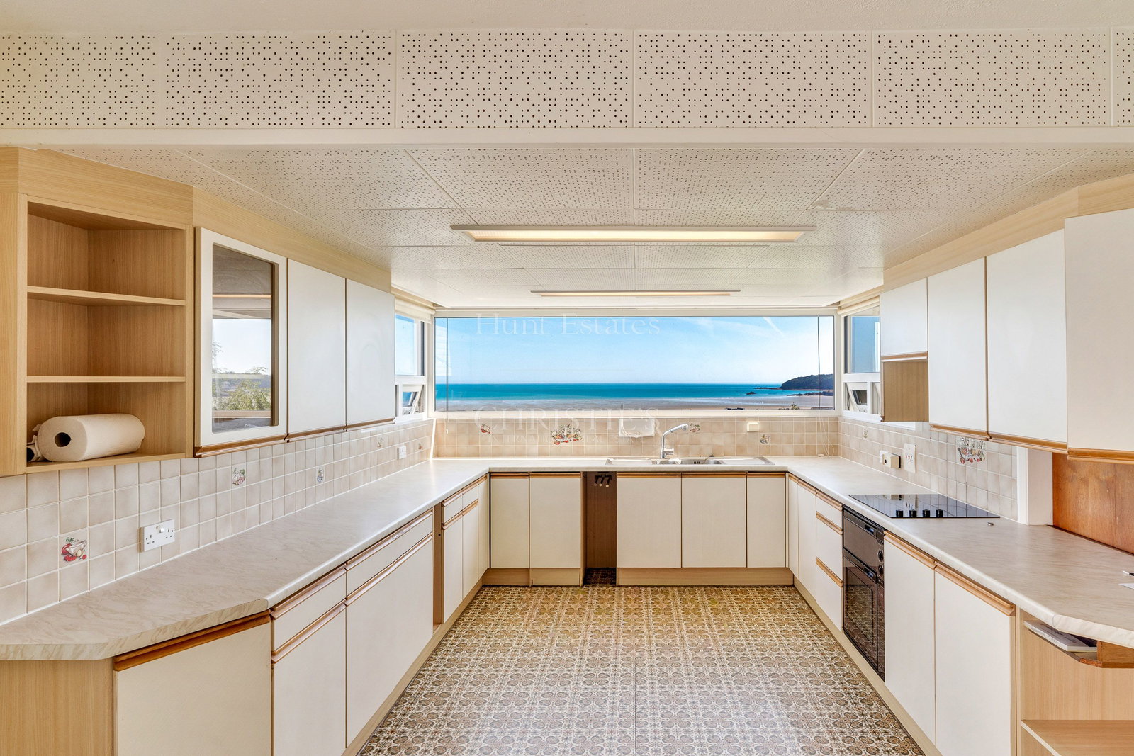 6 Bedroom Single Family Home/House's Image 6
