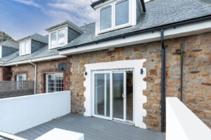 Two bedroom seaside cottage with stunning sea views