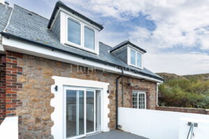 Two bedroom seaside cottage with stunning sea views