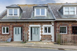 Two bedroom seaside cottage with stunning sea views