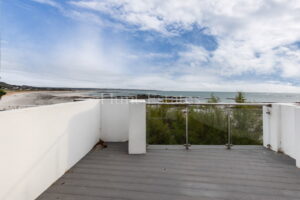 Two bedroom seaside cottage with stunning sea views