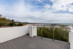 Two bedroom seaside cottage with stunning sea views