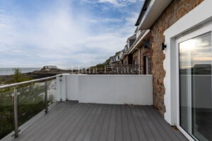 Two bedroom seaside cottage with stunning sea views