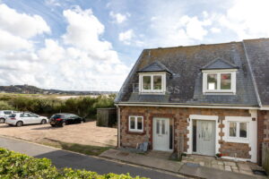 Two bedroom seaside cottage with stunning sea views
