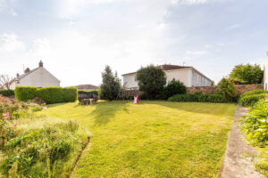 Beautifully Presented 4 Bedroom Apt with Garden an& Double Garage