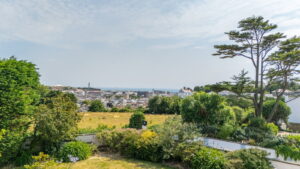 Beautifully Presented 4 Bedroom Apt with Garden an& Double Garage